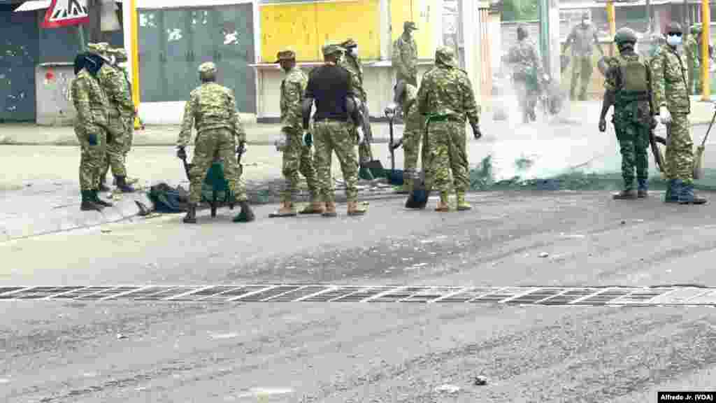 Militares limpam ruas de Maputo, após manhã de protestos. 7 de novembro, 2024