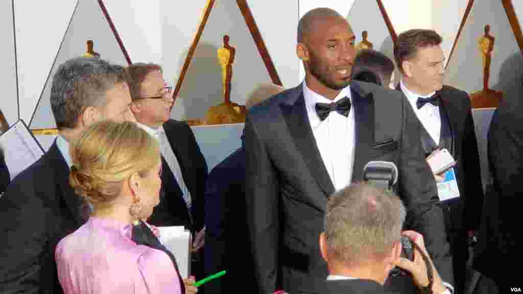 L'ancien joueur de Los Angeles Kobe Bryant lors des Oscars au Dolby Theater de Los Angeles, le 4 mars 2018 (VOA/Arzouma Kompaore)