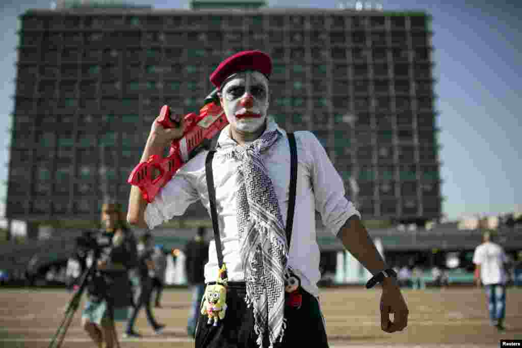 An Israeli Arab wearing make-up takes part in a protest against housing shortage and house demolitions in Arab communities in Tel Aviv&#39;s Rabin Square, April 28, 2015.