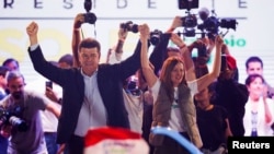 巴拉圭反對派領袖及總統參選人埃弗拉因·阿萊格雷(右）參加一個競選活動。(2023年4月27日)