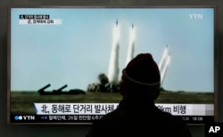Truyền hình Hàn Quốc tường thuật về một vụ phóng tên lửa của Bắc Triều Tiên, tháng 3/2016.