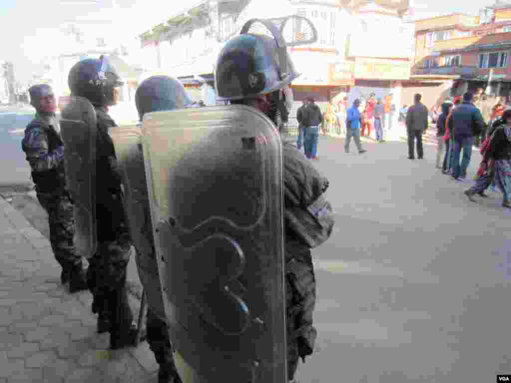 Security forces outside polls in Nepal's capital Kathmandu, Nov. 19, 2013. (Aru Pande/VOA)