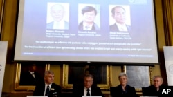 Per Delsing, left, Staffan Nordmark, centre left, Anne L´Huillier and Olle Inganas announce the Nobel prize laureates in physics - Isamu Akasaki, Hiroshi Amano and Shuji Nakamura - at the Royal Swedish Academy of Science in Stockholm, Oct. 7, 2014. 