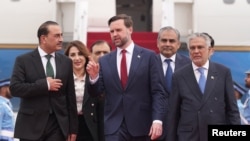 جی دی ونس معاون رییس جمهور امریکا در اسلام‌آباد با عاصم منیر لوی درستیز عمومی قوای مسلح پاکستان و محمد اسحاق دار معاون صدراعظم و وزیر خارجۀ پاکستان