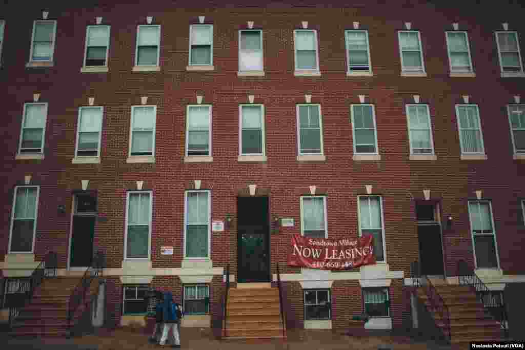 Habitat for Humanity a été l&#39;origine de nouvelles habitations pour remplacer les maisons abandonnées - près de 45 000 - dans la ville de Baltimore, le 6 mai 2016. (VOA/ Nastasia Peteuil)