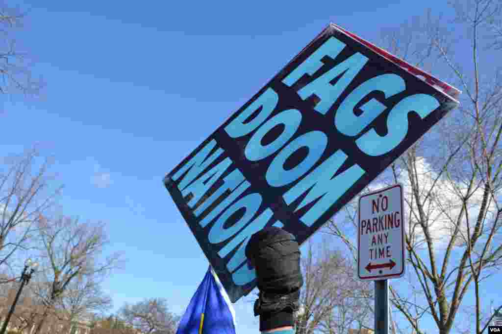 Los s&iacute;mbolos y carteles de protesta no se hicieron esperar durante la primera audiencia en la Corte Suprema sobre la constitucionalidad de los matrimonios entre homosexuales.