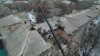 Lực lượng cứu hộ sử dụng cần cẩu để dọn dẹp các mảnh vỡ của một tòa nhà chung cư nhiều tầng bị hư hại trong vụ pháo kích gần đây trong cuộc xung đột Nga-Ukraine ở Donetsk, lãnh thổ Ukraine do Nga kiểm soát, ngày 4 tháng 2 năm 2023.