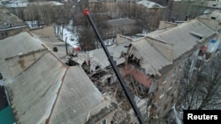 Lực lượng cứu hộ sử dụng cần cẩu để dọn dẹp các mảnh vỡ của một tòa nhà chung cư nhiều tầng bị hư hại trong vụ pháo kích gần đây trong cuộc xung đột Nga-Ukraine ở Donetsk, lãnh thổ Ukraine do Nga kiểm soát, ngày 4 tháng 2 năm 2023.