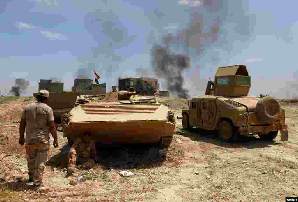 مغربی موصل میں عراقی فوج اور شدت پسند تنظیم داعش کے جنگجوؤں کے درمیان لڑائی جاری ہے۔