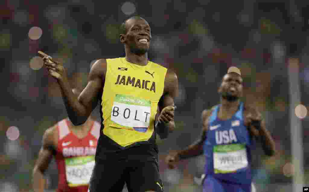 Usain Bolt de la Jamaïque gagne avec aisance la demi-finale de 200 m en demi-finale messieurs au stade olympique de Rio de Janeiro, au Brésil, 17 août 2016. 