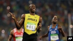 Pelari Jamaika Usain Bolt berhasil memenangkan kompetisi lari 200 meter dalam semifinal Olimpiade Musim Panas 2016 di stadion Olimpiade Rio de Janeiro, Brazil, 17 Agustus 2016 (AP Photo/David J. Phillip)