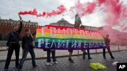 2013年7月14日俄罗斯同性恋权利活动家抗议同性恋恐惧症