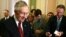 El senador Harry Reid, líder de la mayoría demócrata en el Senado, habla con la prensa tras la votación del proyecto.