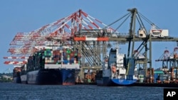 资料照：载有集装箱的货船停靠在美国纽约/新泽西港口。（美联社，2021年5月20日）
