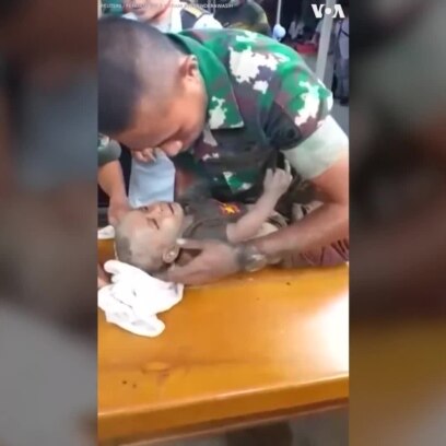 Cứu bé 5 tháng tuổi ra khỏi nhà sập vì lũ ở Indonesia