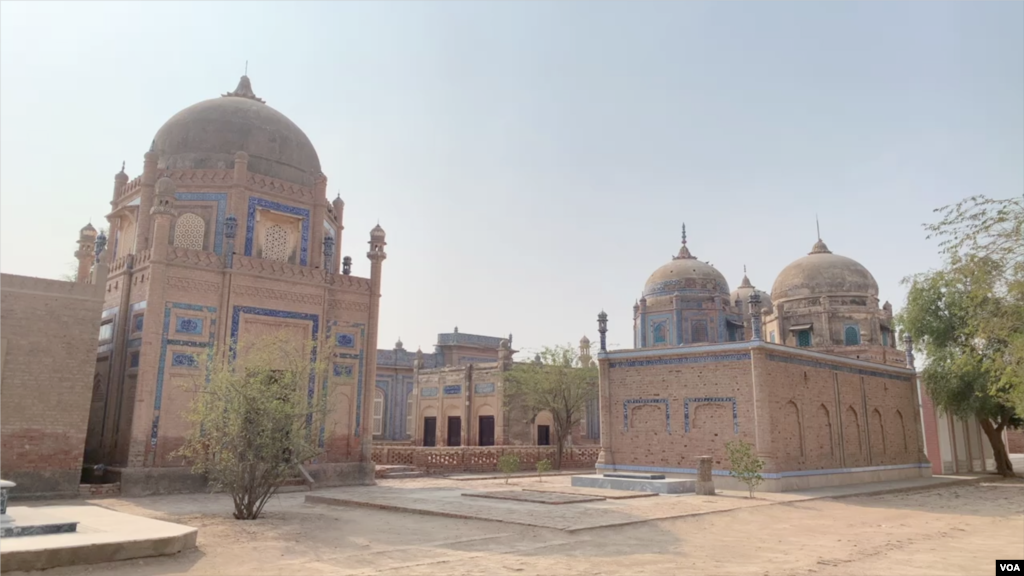 &#39;دراوڑ قلعہ&#39; سے چند میٹرز کے فاصلے پر عباسی خاندان کا ایک شاہی قبرستان بھی موجود ہے۔