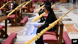 El papa Francisco creó una nueva comisión de expertos para examinar si las mujeres pueden ordenarse como diaconisas.