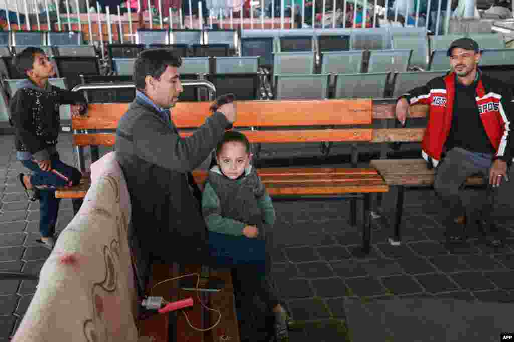 فلسطینی ها در انتظار عبور از سرحد غزه به سمت مصر &nbsp;