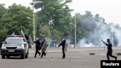 Des policiers dispersant des manifestants à Kinshasa, 19 septembre 2016.