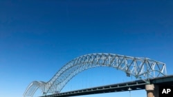 ທາງຫຼວງລະຫວ່າງລັດ ເຊື່ອມຕໍ່ດ້ວຍຂົວ 40 ແຫ່ງ ໃນລັດເທັນເນສຊີ ແລະອາແຄນຊໍ ແມ່ນເຫັນໄດ້ຢູ່ໃນຮູບພາບນີ້ ຢູ່ທີ່ນະຄອນແມມຟິສ (Memphis) ຂອງລັດເທັນເນສຊີ, ວັນທີ 14 ພຶດສະພາ 2021. 