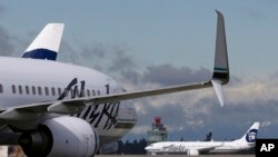 Pesawat Alaska Airlines menunggu lepas landas, Senin, 4 April 2016, di Bandara Internasional Seattle-Tacoma di Seattle. (AP)