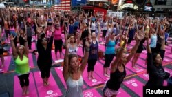 Ảnh minh họa - Người dân tham gia một lớp Yoga tại Quảng trường Thời đại, New York, trong Ngày Yoga, 20/6/2016.