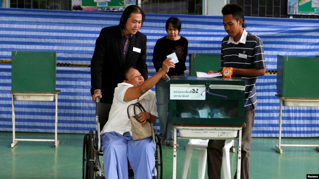 Rakyat Thailand mendatangi TPS di Bangkok untuk memberikan suara untuk UUD baru.
