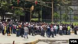 Decenas de personas salieron a las calles para protestar, cerrando el paso en calles de Caracas y otras ciudades. (Foto: Carolina Alcalde, VOA)