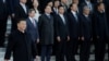 中国国家主席习近平在北京人大会堂的一个仪式上走过一批中国高官。（2019年10月25日）