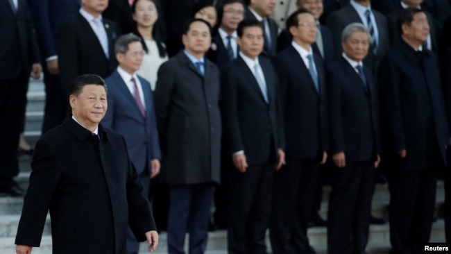 中国国家主席习近平在北京人大会堂的一个仪式上走过一批中国高官。（2019年10月25日）
