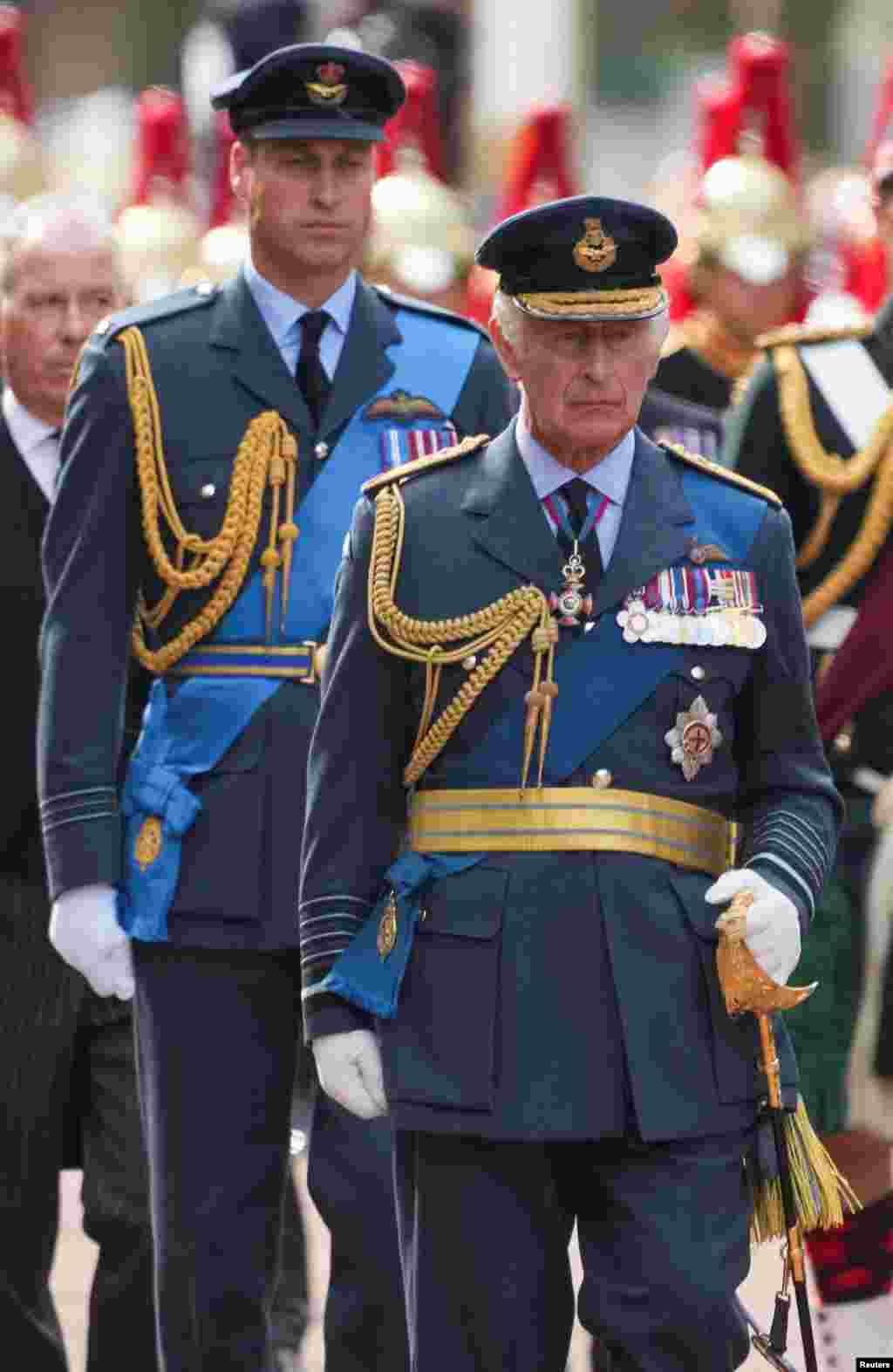 William, el príncipe de Gales, y el rey Carlos III de Gran Bretaña marchan durante la procesión del ataúd de la reina Isabel II desde el Palacio de Buckingham hasta las Casas del Parlamento, en Londres, Gran Bretaña, el 14 de septiembre de 2022. REUTERS/Maja Smiejkowska