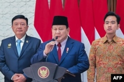 Presiden Prabowo Subianto berbicara kepada pers di samping Wakil Presiden Gibran Rakabuming Raka. (Foto: AFP)