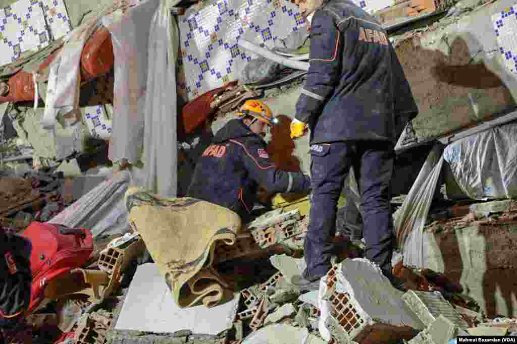 Elazığ&#39;da yardım görevlileri yıkılan binada sağ kalanlara ulaşmaya çalışıyor (Fotoğraf: Mahmut Bozarslan - VOA Türkçe)