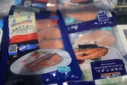 北京一所家樂福超市出售的進口三文魚冷凍產品。 （2020年6月17日）