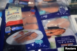 北京一所家乐福超市出售的进口三文鱼冷冻产品。 （2020年6月17日）