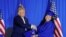 Дональд Трамп вручает диплом выпускнице программы "Надежда для заключенных" в Лас-Вегасе, Невада, 20 февраля 2020 года