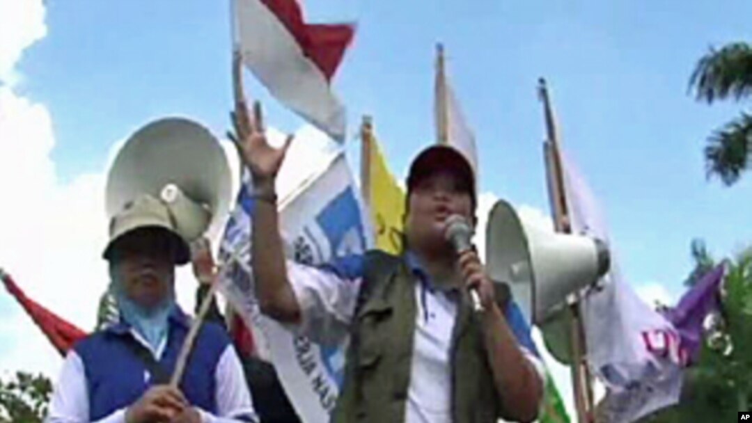 Indonesian union members protesting against a trade agreement with China