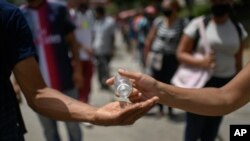 Una persona comparte gel desinfectante en Caracas, Venezuela, el sábado 11 de julio de 2020. 