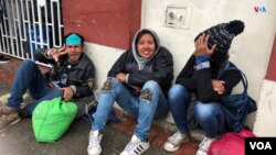 Trabajadores informales colombianos que fueron desalojados en un sector vulnerable de Bogotá; se quedaron sin trabajo, sin dinero y, ahora, sin vivienda. [Foto: Karen Sánchez, VOA].