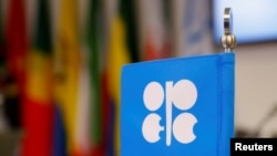 ຮູບເຄື່ອງໝາຍ ອົງການສົ່ງອອກນໍ້າມັນ ຫລື OPEC ຕິດຢູ່ໃນສໍານັກງານໃຫຍ່ຂອງອົງການດັ່ງກ່າວຢູ່ນະຄອນວຽນນາ ຂອງອອສເຕຣ (ພາບຖ່າຍໃນວັນທີ 7 ທັນວາ, 2018)