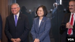 台灣總統蔡英文與美國國會議員見面，在她左手邊的是眾議院外交委員會主席恩格爾(Rep. Eliot Enge)，她右手邊的是參議院外交委員會首席民主黨參議員梅嫩德斯(Sen. Bob Menendez) 。（2019年7月12日，台灣總統府提供）
