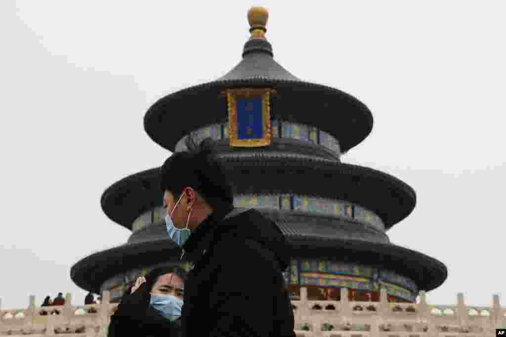 2017年2月7日，北京天坛公园戴口罩的游客。美联社说，北京三面环山，有将近2200万人，需要采取进一步措施解决空气污染问题