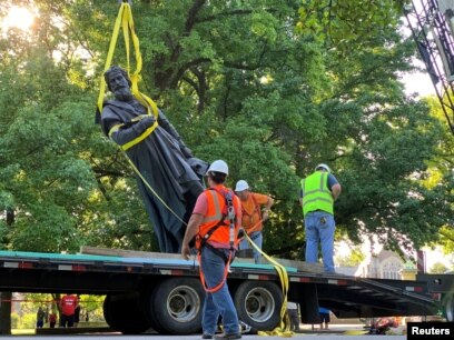 Monumentopad U Ssha Chomu Protestuvalniki Rujnuyut I Vimagayut Znesennya Pam Yatnikiv Istorichnim Postatyam