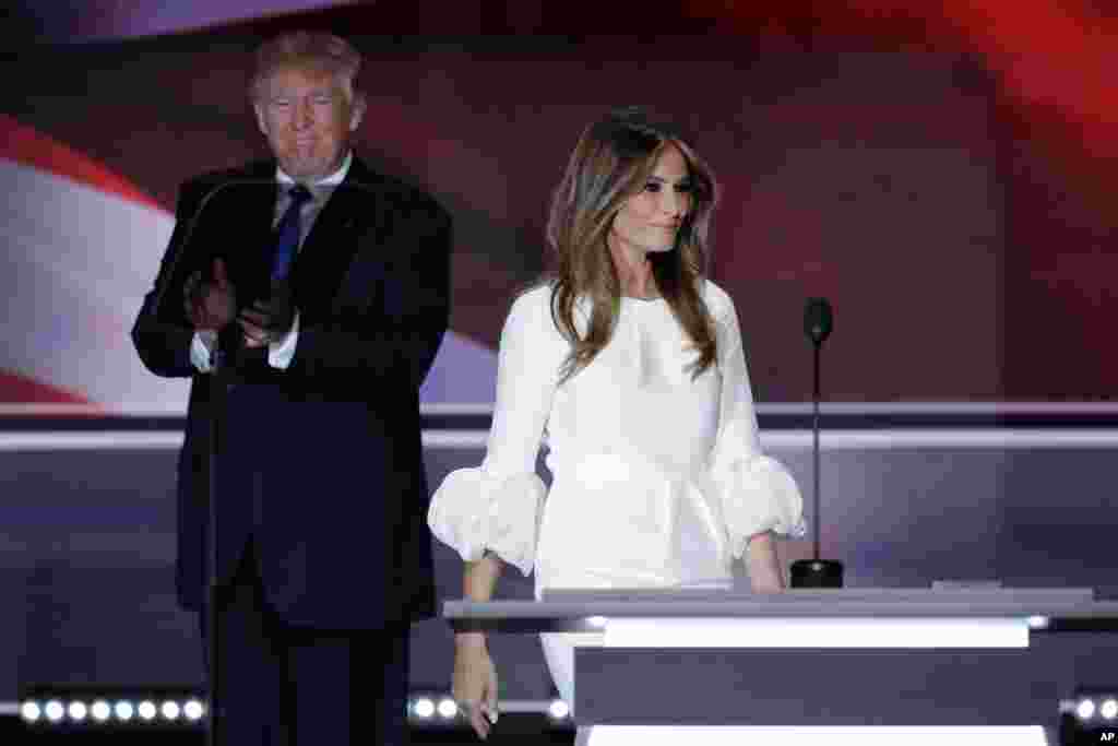 در اقدامی خلاف رویه، دونالد ترامپ برای معرفی همسرش روی صحنه آمد.&nbsp;