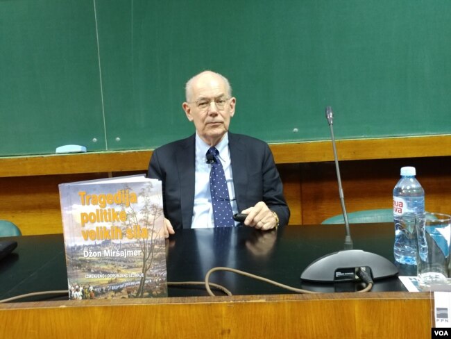 Profesor Džon Miršajmer sa Univerziteta u Čikagu održava predavanje "Budućnost politike velikih sila u 21. veku" na Fakultetu političkih nauka u Beogradu, 4. decembra 2019. (Foto: Veljko Popović, VoA)