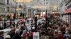 FOTO DE ARCHIVO: Los compradores pasan junto a un mensaje en una estación de desinfectante de manos en medio de la propagación de la pandemia de la enfermedad del coronavirus (COVID-19), en Regent Street, Londres, Gran Bretaña, el 20 de noviembre. REUTERS/Toby Melville/File Photo