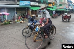 Seorang pria mengenakan masker di tengah pandemi Covid-19 di Sittwe, Rakhine, Myanmar, 27 Agustus 2020. (REUTERS/Stringer)