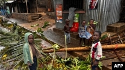 Fotografia tirada e distribuída pela UNICEF a 17 de dezembro de 2024 mostra crianças junto a uma árvore danificada depois do ciclone Chido ter atingido a costa perto de Pemba, no norte de Moçambique.