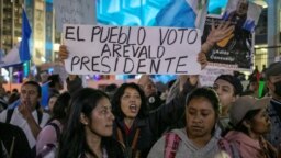 Manifestantes protestan en apoyo al presidente electo Bernardo Arévalo frenteva la Corte Suprema de Justicia de Guatemala en Ciudad de Guatemala, el 18 de septiembre de 2023.