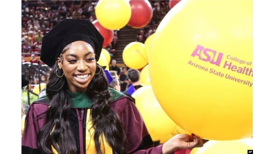 Dorothy Jean Tillman druga na ceremoniji dodjele diploma u Arizoni. (Tillman Family via AP)